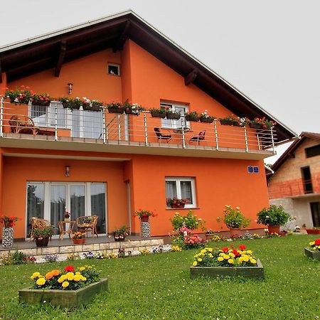 Vila Julija - Apartment & Rooms Otocsán Kültér fotó