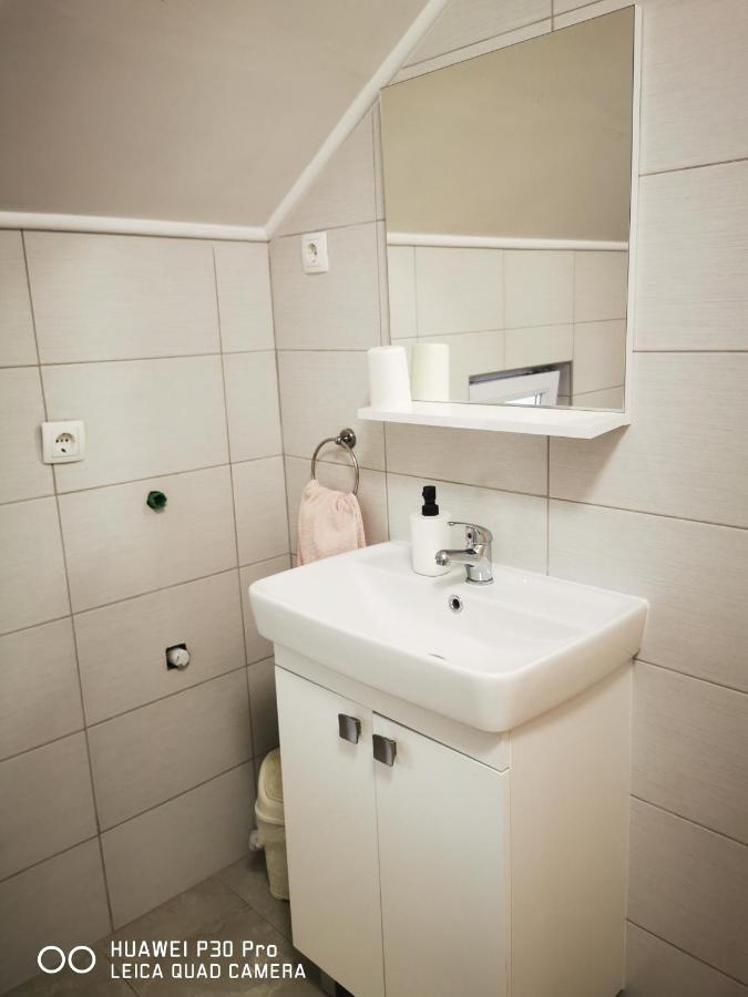 Vila Julija - Apartment & Rooms Otocsán Kültér fotó