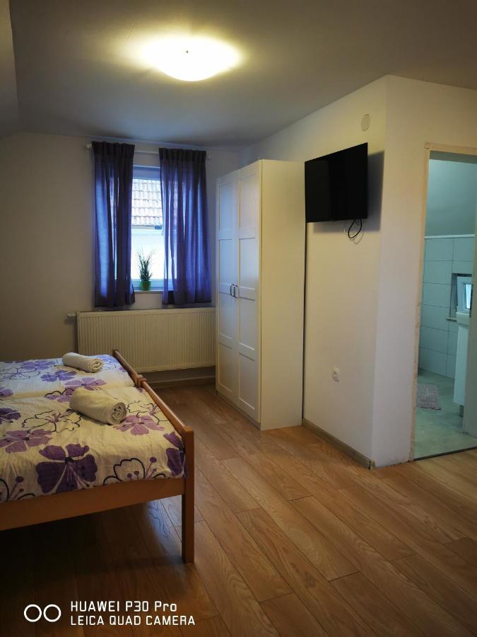 Vila Julija - Apartment & Rooms Otocsán Kültér fotó