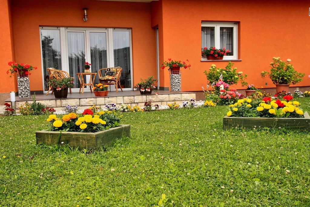 Vila Julija - Apartment & Rooms Otocsán Kültér fotó