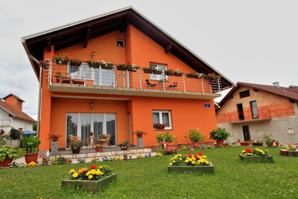 Vila Julija - Apartment & Rooms Otocsán Kültér fotó