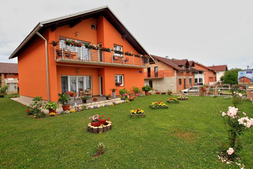 Vila Julija - Apartment & Rooms Otocsán Kültér fotó