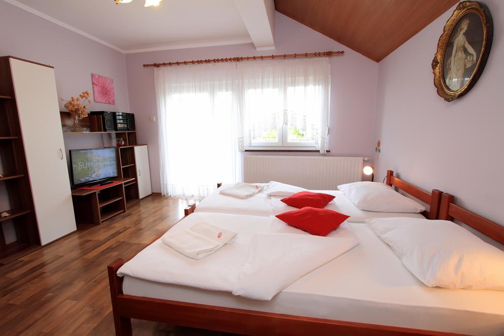 Vila Julija - Apartment & Rooms Otocsán Kültér fotó