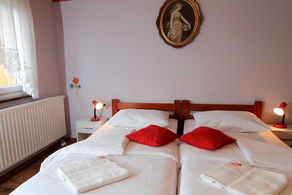Vila Julija - Apartment & Rooms Otocsán Kültér fotó