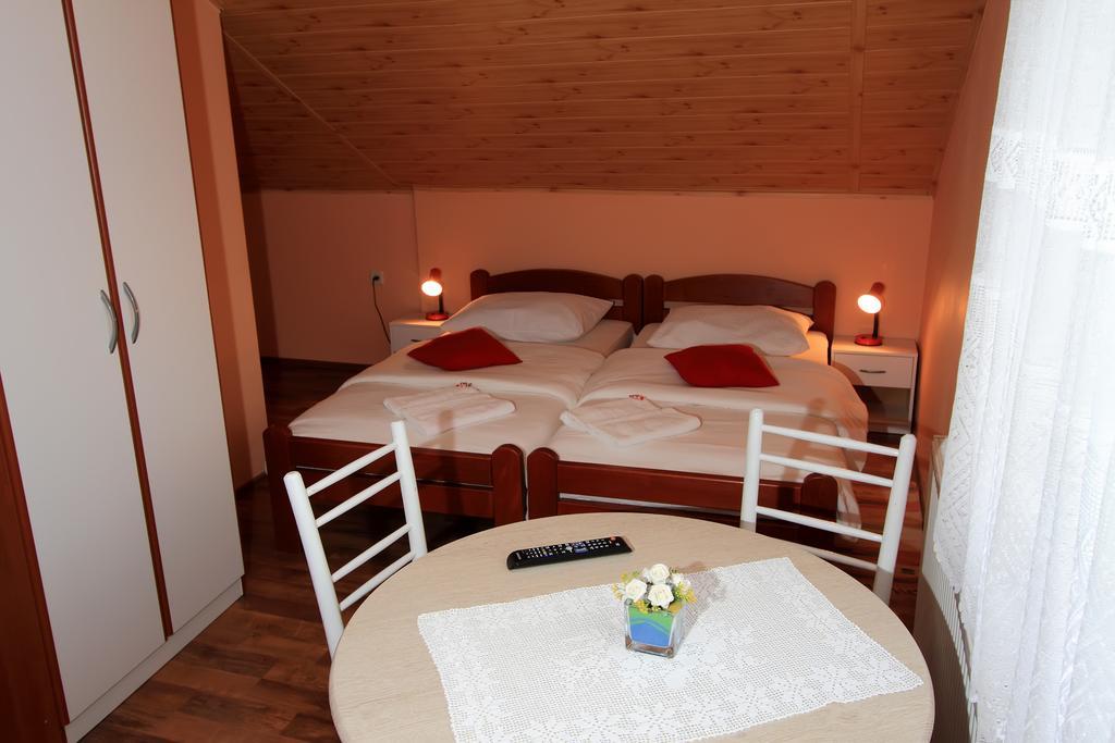 Vila Julija - Apartment & Rooms Otocsán Kültér fotó