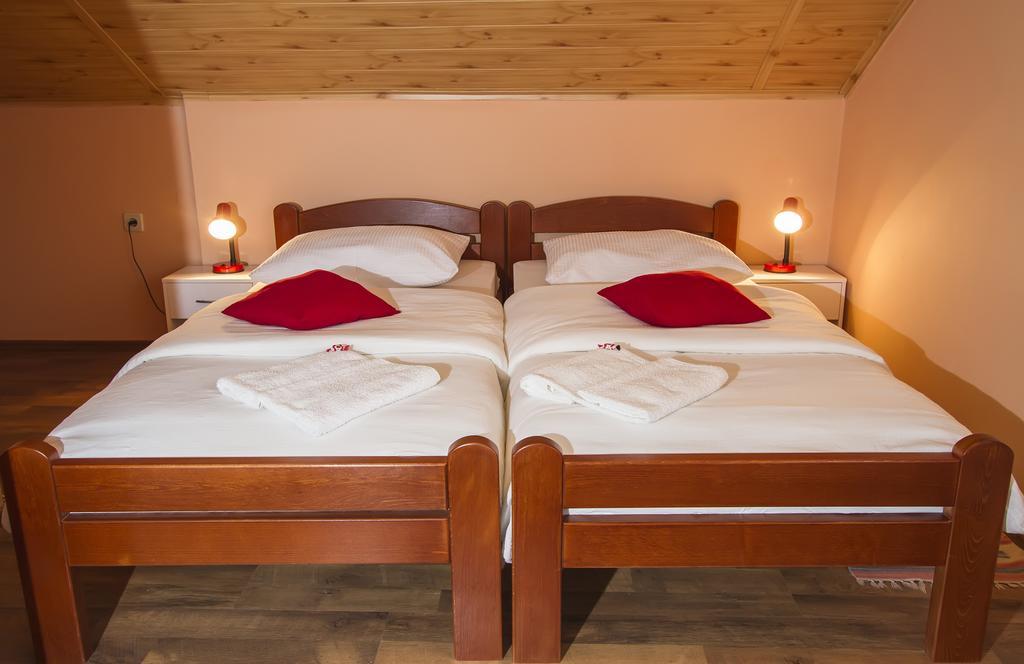 Vila Julija - Apartment & Rooms Otocsán Kültér fotó